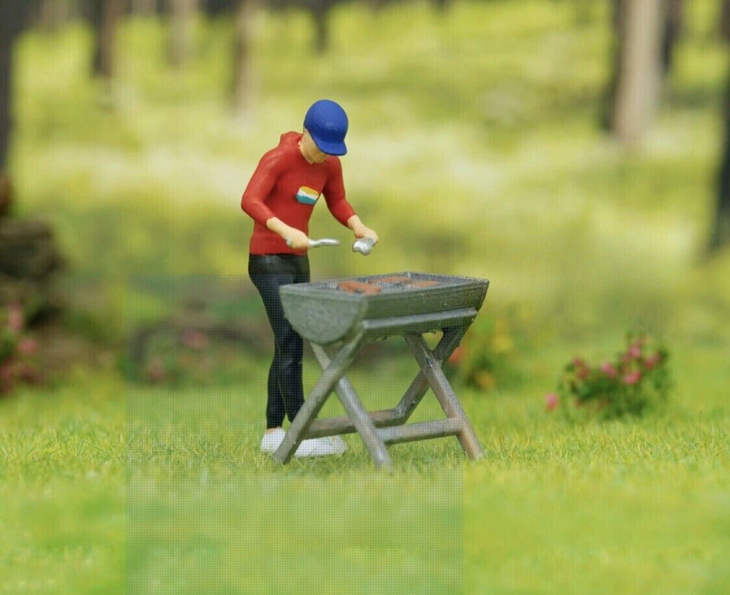 1:64 Painted Figure Model Miniature Resin Diorama Camping Outdoor Picnic BBQ Toy Collection