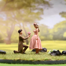 Load image into Gallery viewer, 1:24 Painted Figure Model Miniature Resin Diorama Sand Proposal Couple Wedding
