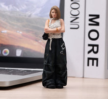 Load image into Gallery viewer, 1:24 Painted Figure Model Miniature Resin Diorama Fashion Short Brown Hair Woman
