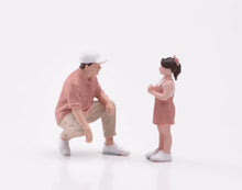 Load image into Gallery viewer, 1:64 Painted Figure Model Miniature Resin Sand Diorama Father and Daughter Set
