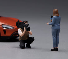 Load image into Gallery viewer, 1:24 Painted Figure Model Miniature Resin Diorama Sand Journalist Interview Set
