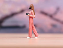 Load image into Gallery viewer, 1:64 Painted Figure Model Miniature Resin Diorama Sand Shopping Girl With Mask
