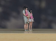 Load image into Gallery viewer, 1:24 Painted Figure Model Miniature Resin Diorama Sand Family Four Dad Mom Kids
