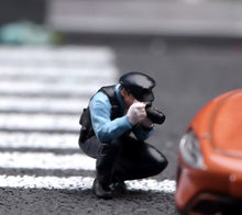 Load image into Gallery viewer, 1:64 Painted Figure Model Miniature Resin Sand Policeman Set Five People Police
