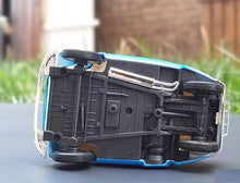 Load image into Gallery viewer, WELLY 1:18 Isetta Classic Sports Model Diecast Metal Car Display
