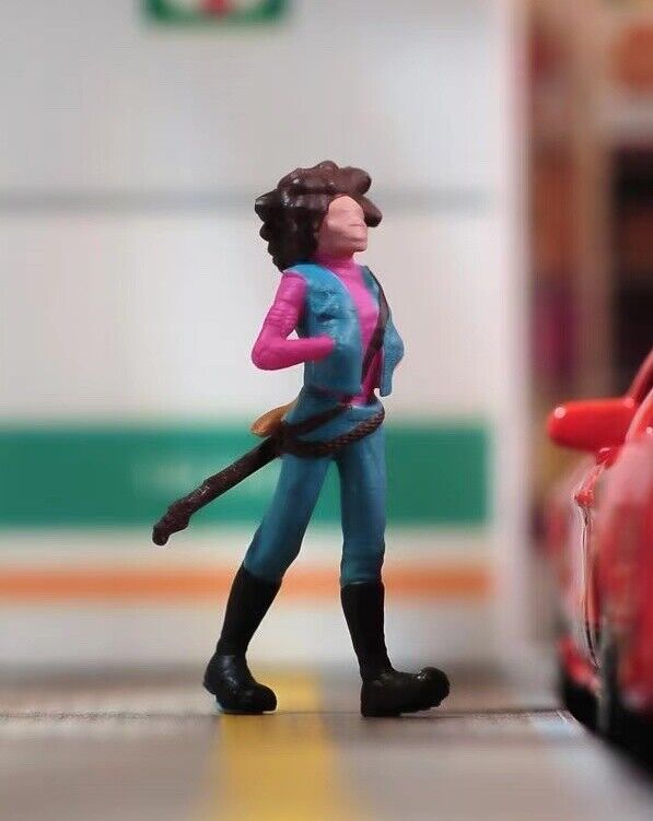 1:64 Painted Figure Model Miniature Resin Diorama Sand Punk Lady Walking Girl Collection