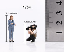 Load image into Gallery viewer, 1:64 Painted Figure Model Miniature Resin Diorama Sand Journalist Interview Set
