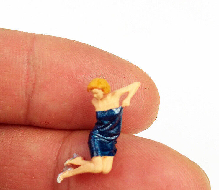 1:64 Painted Figure Mini Model Miniature Resin Diorama Sand Model Artist Lady