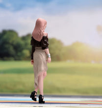 Load image into Gallery viewer, 1:24 Painted Figure Model Miniature Resin Diorama Pink Hair Trendy Lady Woman
