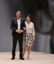 Load image into Gallery viewer, 1:24 Painted Figure Model Miniature Resin Diorama Sand Aged Couple Husband Wife
