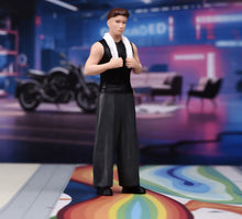 Load image into Gallery viewer, 1:24 Painted Figure Model Miniature Resin Diorama Mechanic Worker Man Towel Boy
