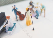 Load image into Gallery viewer, 1:64 Painted Figure Model Miniature Resin Diorama Sand Jazz Band Music Singer
