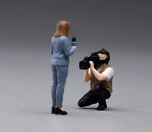 Load image into Gallery viewer, 1:24 Painted Figure Model Miniature Resin Diorama Sand Journalist Interview Set
