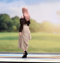 Load image into Gallery viewer, 1:24 Painted Figure Model Miniature Resin Diorama Pink Hair Trendy Lady Woman
