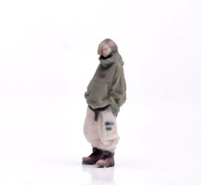 Load image into Gallery viewer, 1:64 Painted Figure Model Miniature Resin Sand Diorama Trendy Cool Style Couple
