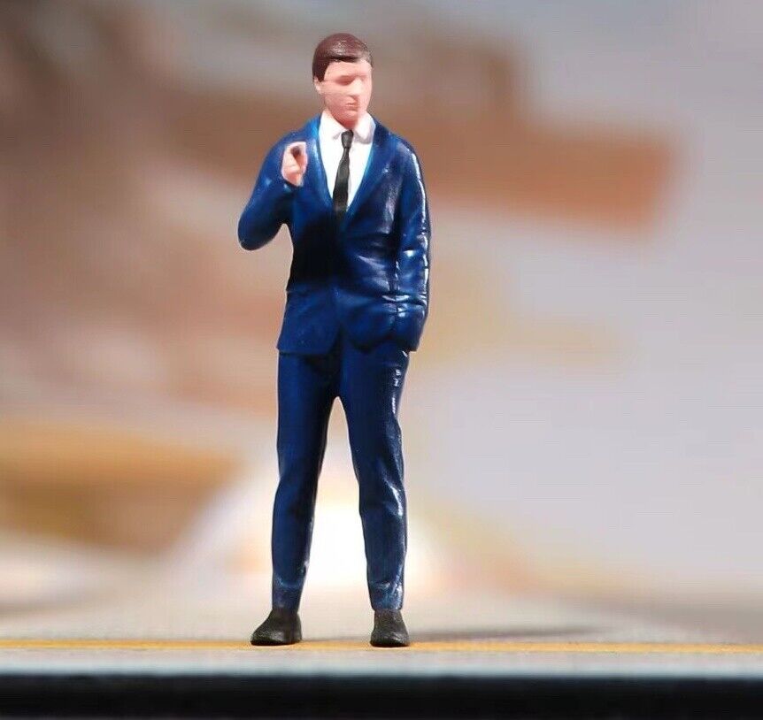 1:64 Painted Figure Model Miniature Resin Diorama Sand Smoking Man Gentleman Toy Collection