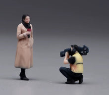 Load image into Gallery viewer, 1:64 Painted Figure Model Miniature Resin Diorama street interview Host Camera B
