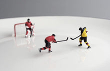 Load image into Gallery viewer, 1:64 Painted Figure Model Miniature Resin Diorama Ice Hockey Players Door Set 4p
