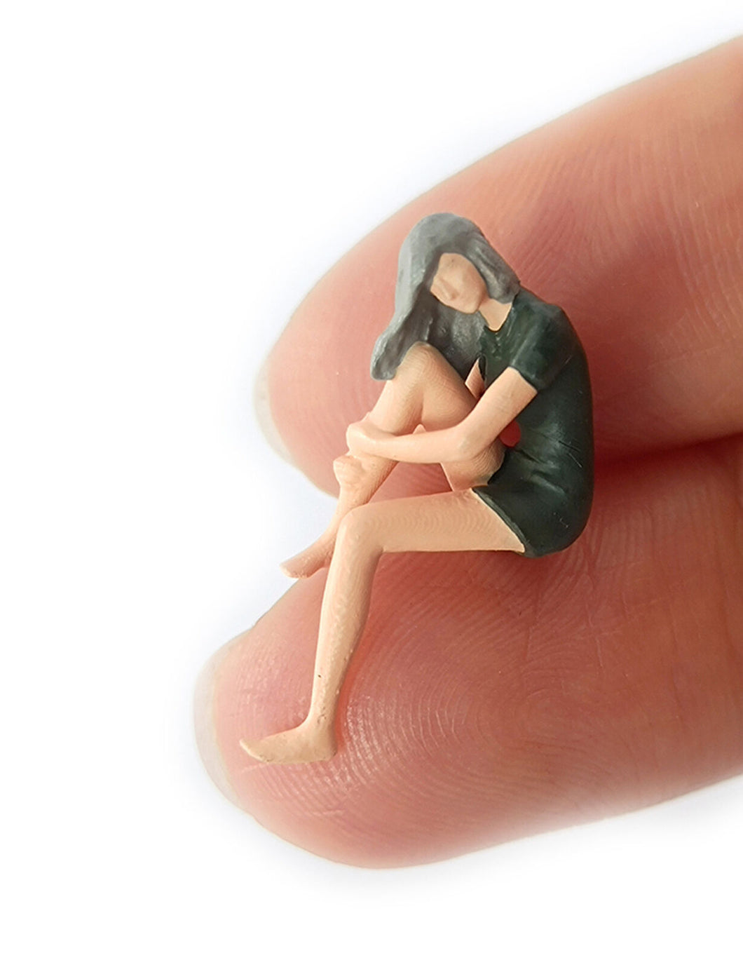 1:64 Painted Figure Mini Model Miniature Resin Diorama Sand Leaning Woman Lady