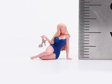 Load image into Gallery viewer, 1:64 Painted Figure Model Miniature Resin Diorama Sand Girl Lady Pretty Modern B
