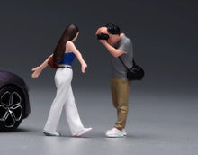 Load image into Gallery viewer, 1:64 Painted Figure Model Miniature Resin Diorama Toy Sand Taking Photo Couple
