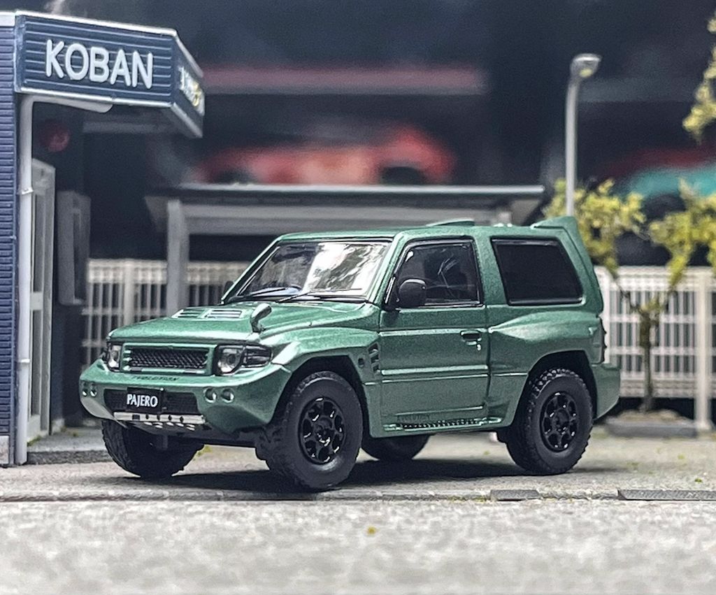 Inno 1:64 Green Pajero Evolution City SUV Sports Model Diecast Metal Car New Collection