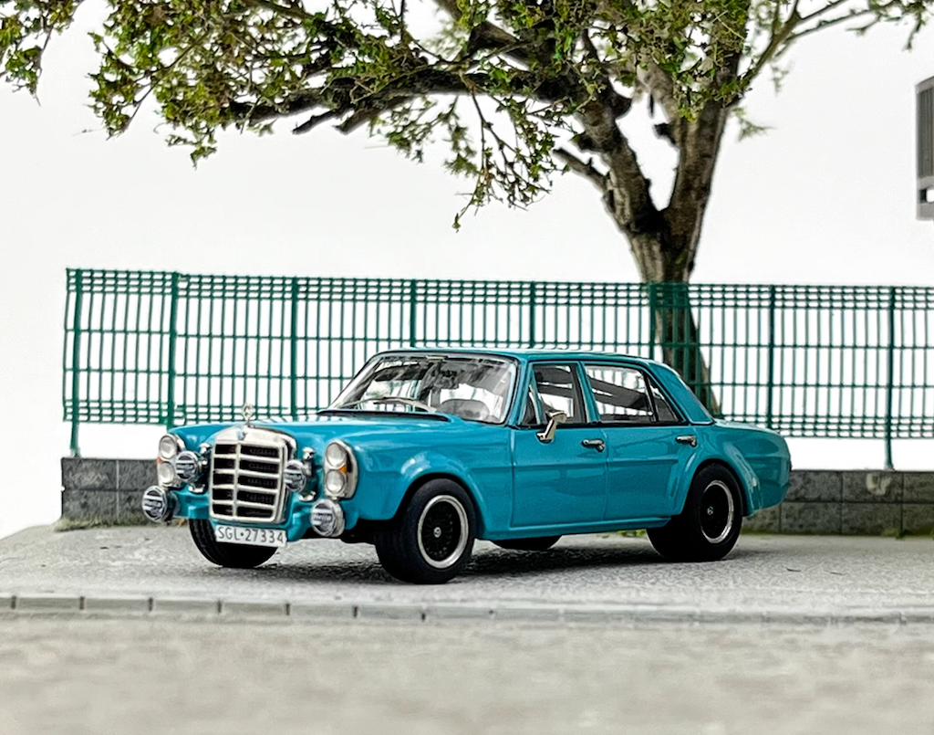 Liberty 1:64 Blue 300SEL W109 Sedan Sports Model Diecast Metal Car New Collection
