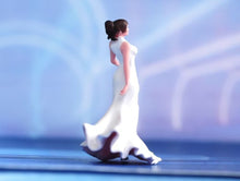 Load image into Gallery viewer, 1:24 Painted Figure Mini Model Miniature Resin Diorama Sand Artist Singer Lady
