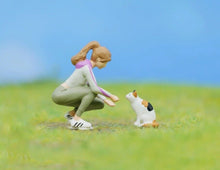Load image into Gallery viewer, 1:64 Painted Figure Model Miniature Resin Diorama Sand Pet Walk Cat Kitten Toy
