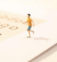 Load image into Gallery viewer, 1:64 Painted Figure Model Miniature Resin Diorama Outdoor Family Day Kiteflying
