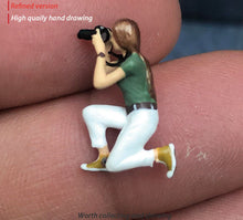 Load image into Gallery viewer, 1:64 Painted Figure Mini Model Miniature Resin Diorama Shooting Star Camera Man
