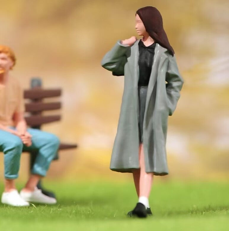 1:64 Painted Figure Mini Model Miniature Resin Diorama Sand Wind Coat Lady Bag