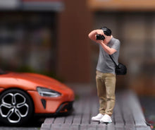 Load image into Gallery viewer, 1:24 Painted Figure Model Miniature Resin Diorama Sand Taking Photo Couple Set

