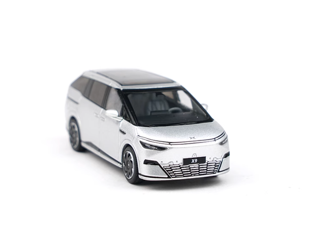 XCARTOY 1:64 Silver Xpeng X9 EV MPV Van Sports Model Diecast Metal Car New Collection