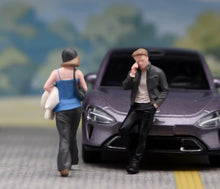 Load image into Gallery viewer, 1:24 Painted Figure Model Miniature Resin Diorama Sand  Street Couple Set
