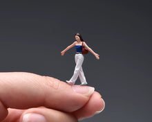 Load image into Gallery viewer, 1:64 Painted Figure Model Miniature Resin Diorama Toy Sand Taking Photo Couple
