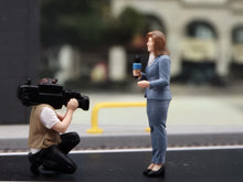 Load image into Gallery viewer, 1:24 Painted Figure Model Miniature Resin Diorama Sand Journalist Interview Set
