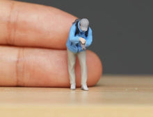 Load image into Gallery viewer, 1:64 Painted Figure Model Miniature Resin Diorama Sand Photographer Man Camera
