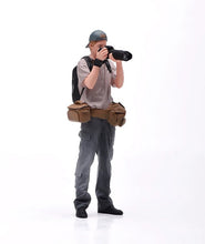 Load image into Gallery viewer, 1:24 Painted Figure Model Miniature Resin Diorama Outdoor Photographer Cameraman

