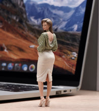Load image into Gallery viewer, 1:24 Painted Figure Model Miniature Resin Diorama Fashion Elegant Woman Lady
