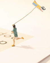 Load image into Gallery viewer, 1:64 Painted Figure Model Miniature Resin Diorama Outdoor Family Day Kiteflying
