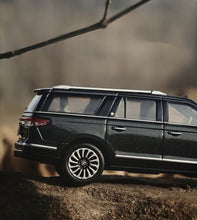 Load image into Gallery viewer, WTX 1:64 Green Navigator L Full Sized SUV Sports Model Diecast Metal Car New Collection
