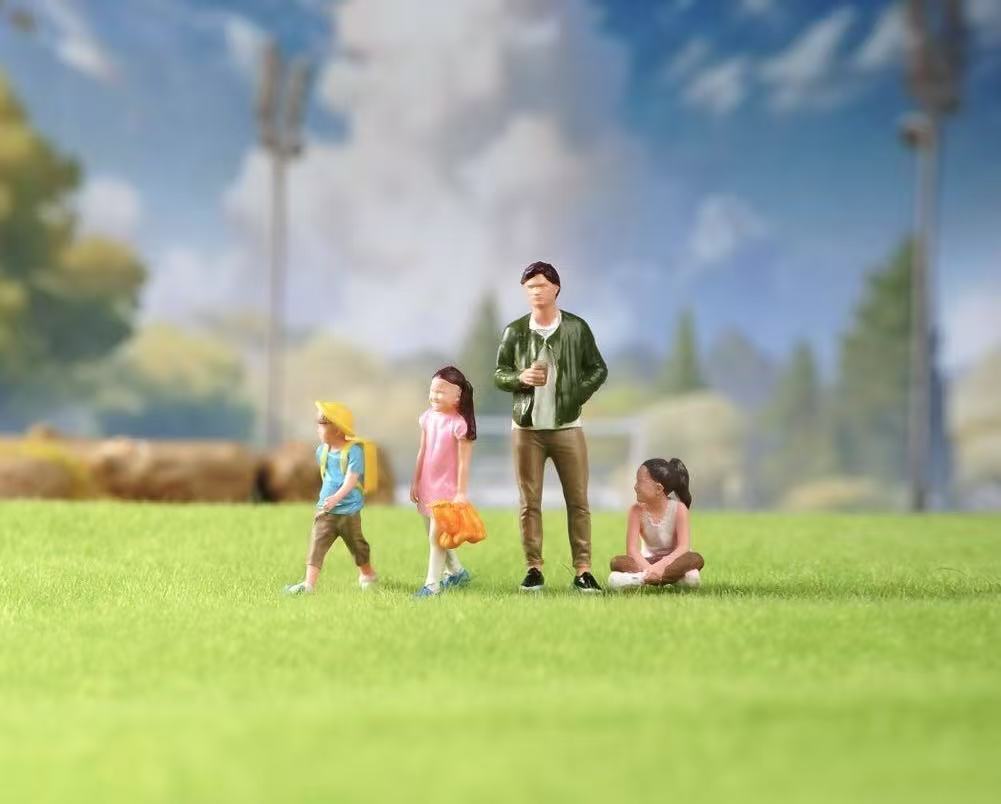 1:64 Painted Figure Model Miniature Resin Diorama Sand Kid Girl Boy Toy Man Set