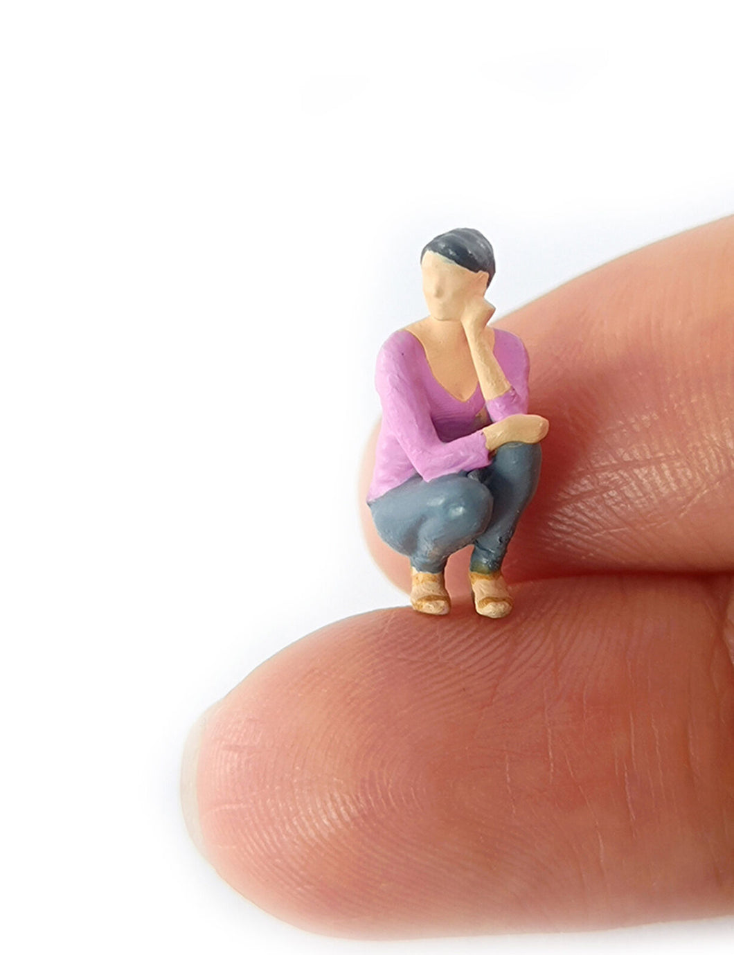 1:64 Painted Figure Mini Model Miniature Resin Diorama Squatting Thinking Lady