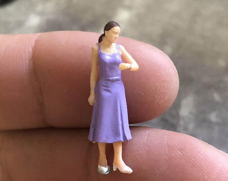 1:64 Painted Figure Mini Model Miniature Resin Diorama Toy Lady Looking at Watch