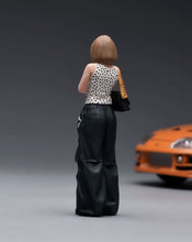 Load image into Gallery viewer, 1:24 Painted Figure Model Miniature Resin Diorama Fashion Short Brown Hair Woman
