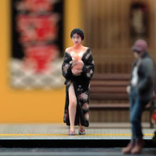 Load image into Gallery viewer, 1:24 Painted Figure Model Miniature Resin Diorama  Sand Kimono Lady with Cat
