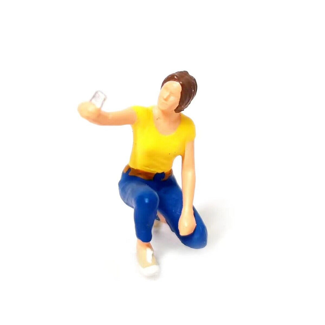 1:64 Painted Figure Mini Model Miniature Resin Diorama Selfie Selfportial Girl Y