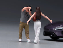 Load image into Gallery viewer, 1:24 Painted Figure Model Miniature Resin Diorama Sand Taking Photo Couple Set
