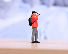 Load image into Gallery viewer, 1:64 Painted Figure Model Miniature Resin Diorama Sand Camera Man Photographer

